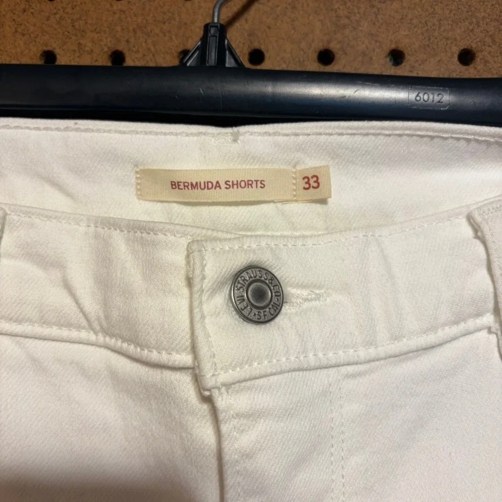 Levi's Bermuda Shorts 33 White Stretch Denim Knee Length Mid Rise Modest Western